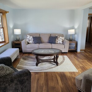 Smart TV, books - Waterfront, Serene 4-Bedroom House on Ahnapee River with Boat Dock/Slip (Algoma)