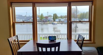 Waterfront, Serene 4-Bedroom House on Ahnapee River with Boat Dock/Slip