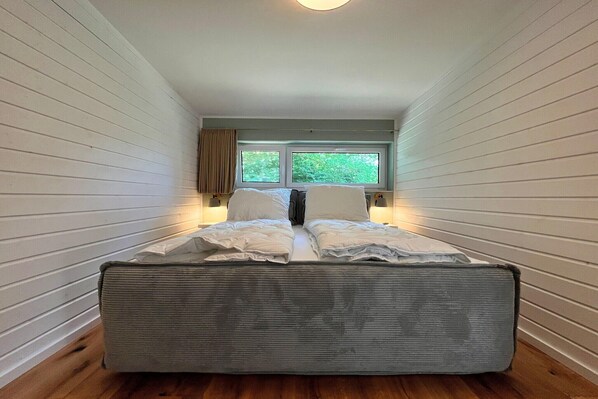4 bedrooms, iron/ironing board, travel cot, free WiFi