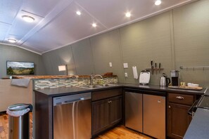 Coffee/tea maker, fridge, microwave, oven - The Barn at Oak Street Inn (Brevard)