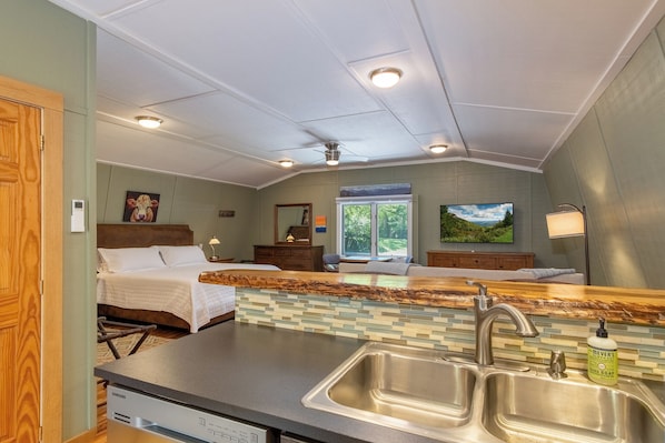 Iron/ironing board, free WiFi, bed sheets - The Barn at Oak Street Inn (Brevard)