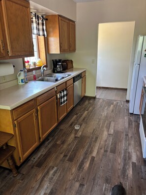 Private kitchen - Beautiful 2-bedroom home with AC in charming Holcombe (Holcombe)
