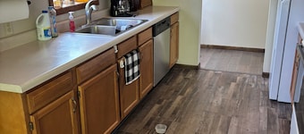 Beautiful 2-bedroom home with AC in charming Holcombe