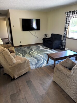 Living area - Beautiful 2-bedroom home with AC in charming Holcombe (Holcombe)