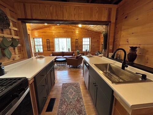 Cozy 2-bedroom Cabin located 20 Minutes from Cooperstown All Star Village