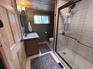 Shower, hair dryer, towels, soap - Cozy 2-bedroom Cabin located 20 Minutes from Cooperstown All Star Village (Unadilla)