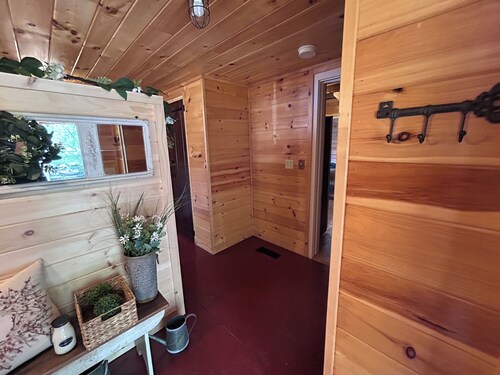 Cozy 2-bedroom Cabin located 20 Minutes from Cooperstown All Star Village