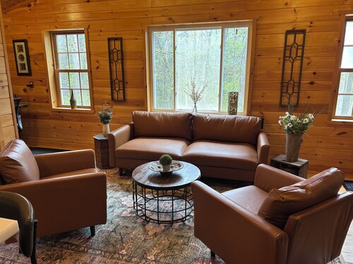 Cozy 2-bedroom Cabin located 20 Minutes from Cooperstown All Star Village