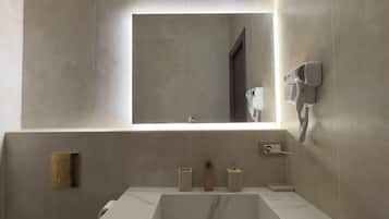 Baignoire à jets, sèche-cheveux, bidet, serviettes fournies