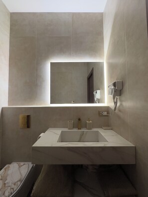 Baignoire à jets, sèche-cheveux, bidet, serviettes fournies