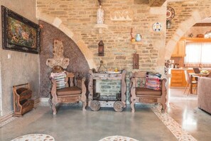 TV - Unique Villa Pietra: Priv. Pool Oasis, Top Beaches (ΡΟΔΟΣ)