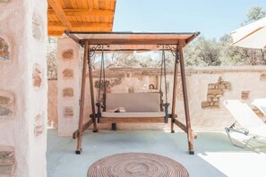 Terrace/patio - Unique Villa Pietra: Priv. Pool Oasis, Top Beaches (ΡΟΔΟΣ)