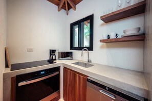 Wasserkocher mit Kaffee-/Teezubehör, Kühlschrank, Mikrowelle, Herdplatte