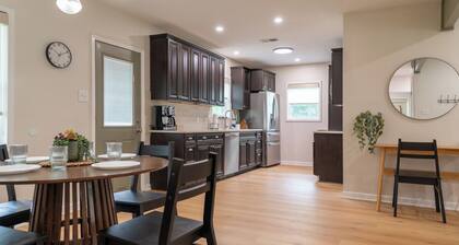Charming 2-bedroom 2-bath house close to Texas State University and the River