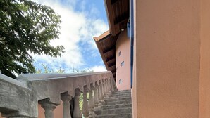 Eine Betonstufenanlage mit Geländern, die zu einem Gebäude mit einer pfirsichfarbenen Wand führt.