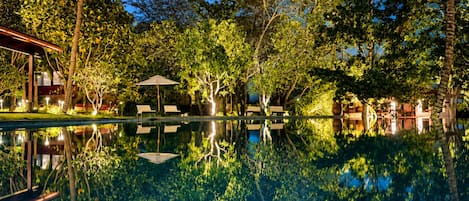 Una piscina al aire libre