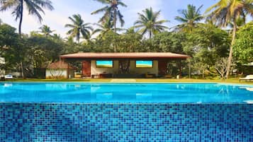 Kolam renang outdoor