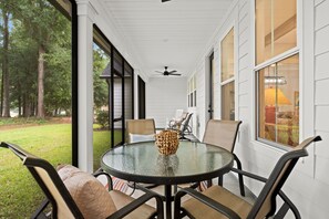 Outdoor dining - Eagle's Nest @ Sunset Beach (Sunset Beach)