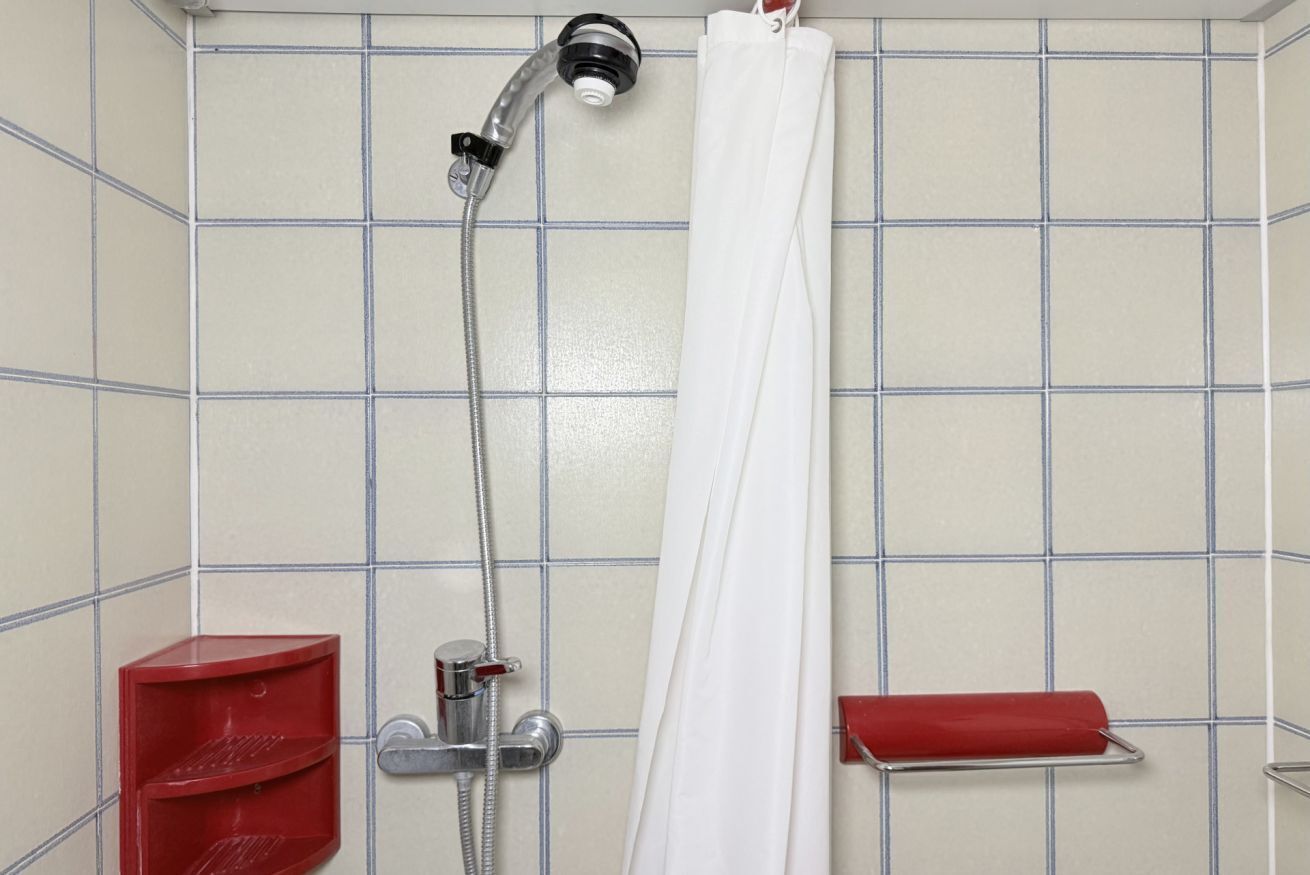 Douche, bidet, serviettes fournies