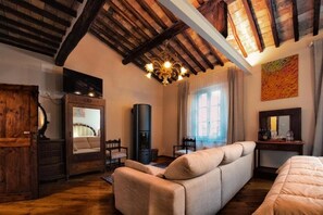 Suite | Living area | 40-inch flat-screen TV with satellite channels - PALAZZO DEL CARDINALE (Montalcino)