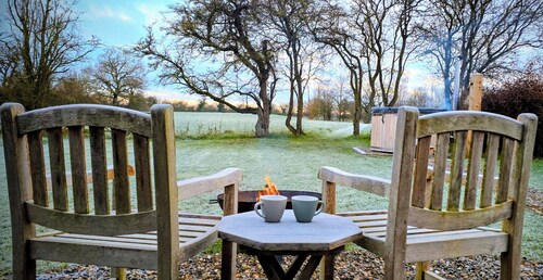 The Bothy: Idyllic Hideaway - hot tub, 3 acre meadow & pond