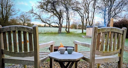 The Bothy: Idyllic Hideaway - hot tub, 3 acre meadow & pond