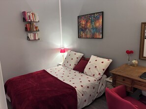 Room - Vrbo Property (Rueil-Malmaison)