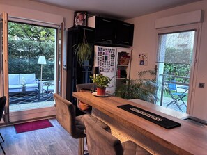 Dining - Vrbo Property (Rueil-Malmaison)