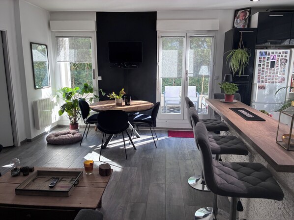 Dining - Vrbo Property (Rueil-Malmaison)