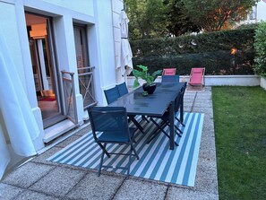 Outdoor dining - Vrbo Property (Rueil-Malmaison)