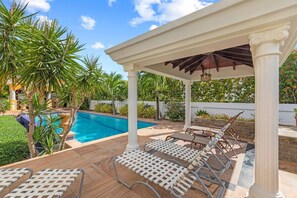 Casa, 4 habitaciones, fumadores, bañera de hidromasaje | Piscina | Una piscina al aire libre