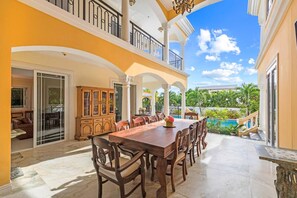 Casa, 4 habitaciones, fumadores, bañera de hidromasaje | Restaurante al aire libre