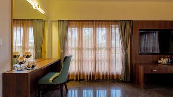 Doppia Luxury, balcone, vista piscina | Interni