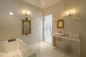 Douche, articles de toilette gratuits, sèche-cheveux, chaussons