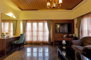 Luxury-Doppelzimmer, Balkon, Poolblick | Wohnbereich