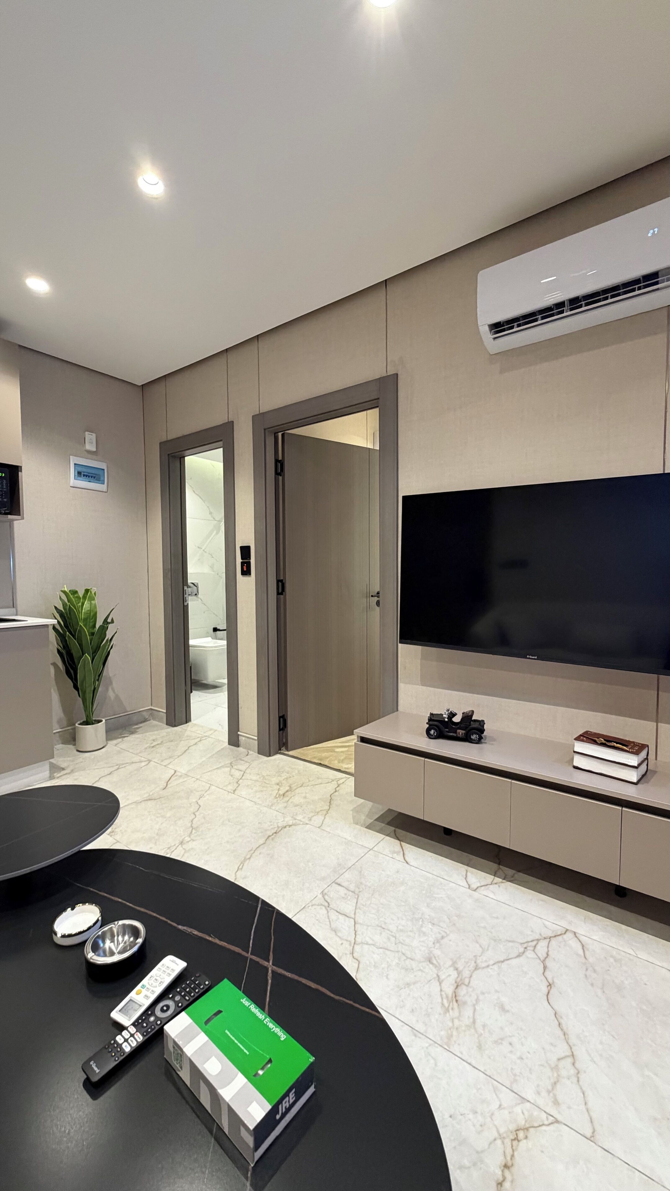 Apartment, 1 Bedroom, Accessible, Smoking | Living room