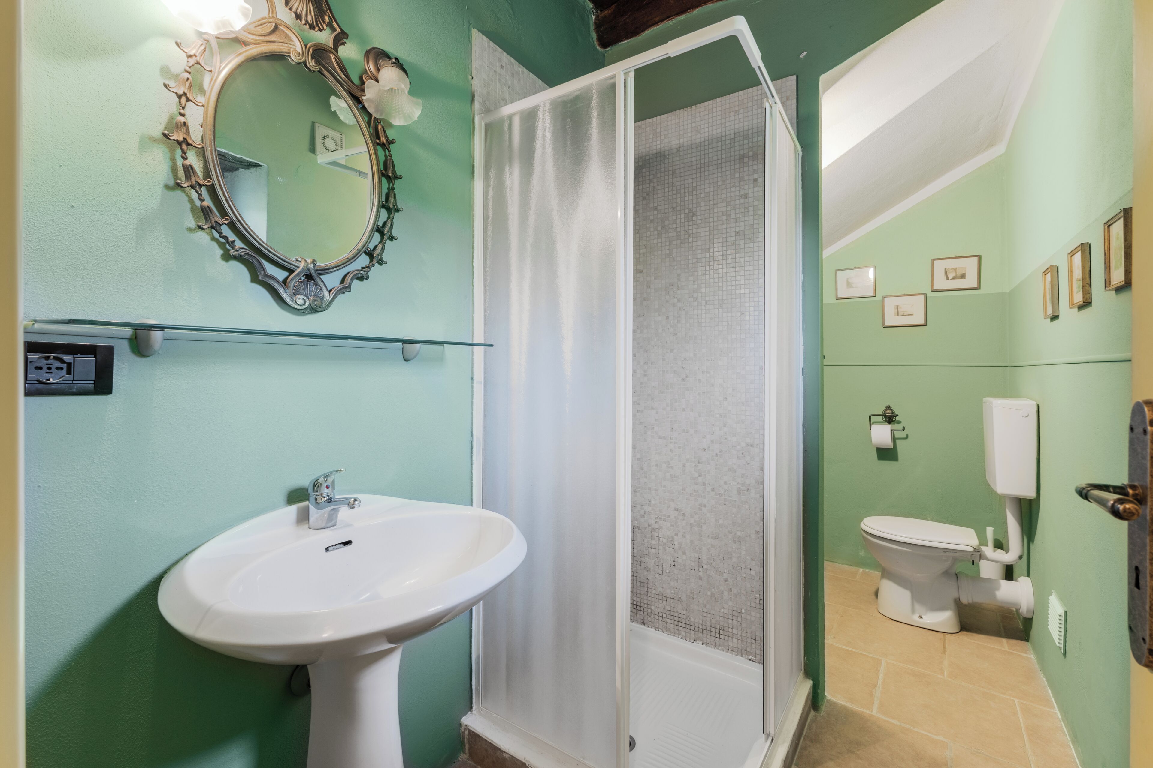 Dusche, Haartrockner, Bidet, Handtücher