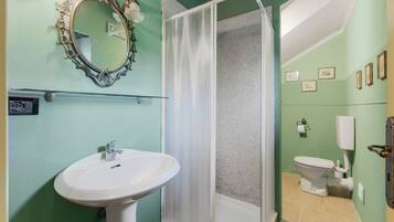 Dusche, Haartrockner, Bidet, Handtücher