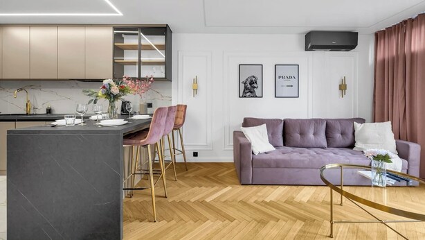 A modern living space with a kitchen, dining area, and seating area. - Rondo ONZ Apt - 11th Floor, Air Con - by Rentujemy (Warszawa)