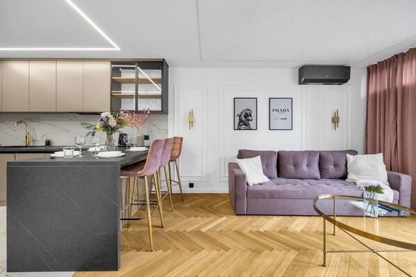 Ein moderner Wohnraum mit Küche, Essbereich und Sitzgelegenheit.