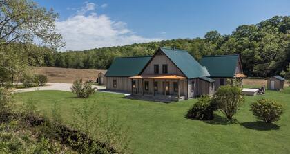 Serene Cabin, Sleeps 12, Hot Tub, Fire Pit, near French Lick