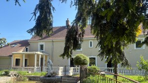 A residential area with a house, a small pond, and a statue. - Cottage by the water - 8 guests (Chérancé)