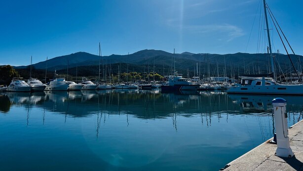 A marina with boats docked, calm water, and mountains in the background. - Air-conditioned house near beach - 6 guests (Argelès-sur-Mer)