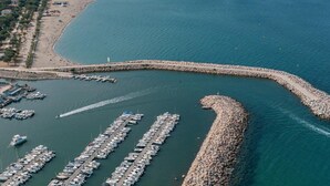 An aerial view of a coastal marina with boats docked, a beach, and a breakwater. - Air-conditioned house near beach - 6 guests (Argelès-sur-Mer)