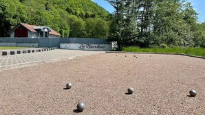 Un campo de croquet con un edificio y un cartel que dice 'Le Bambou'.