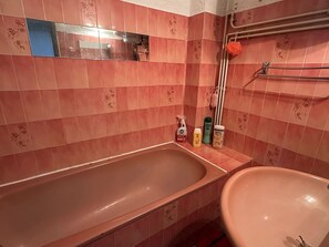 A bathroom with a bathtub, a sink, and a mirror. - Charming studio port view - 3 guests (Port-Vendres)