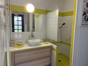 A bathroom with a white sink, mirror, and shower. - Family house 150m from the beach - 7 guests (Capbreton)