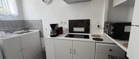 Fridge, microwave, stovetop, coffee/tea maker