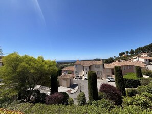 A residential area with terraced houses, a clear sky, and a distant view of the sea. - Calm apartment with AC - 4 guests (Saint-Cyr-sur-Mer)