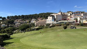 Un parcours de golf offrant une vue dégagée sur les bâtiments et le paysage environnants.